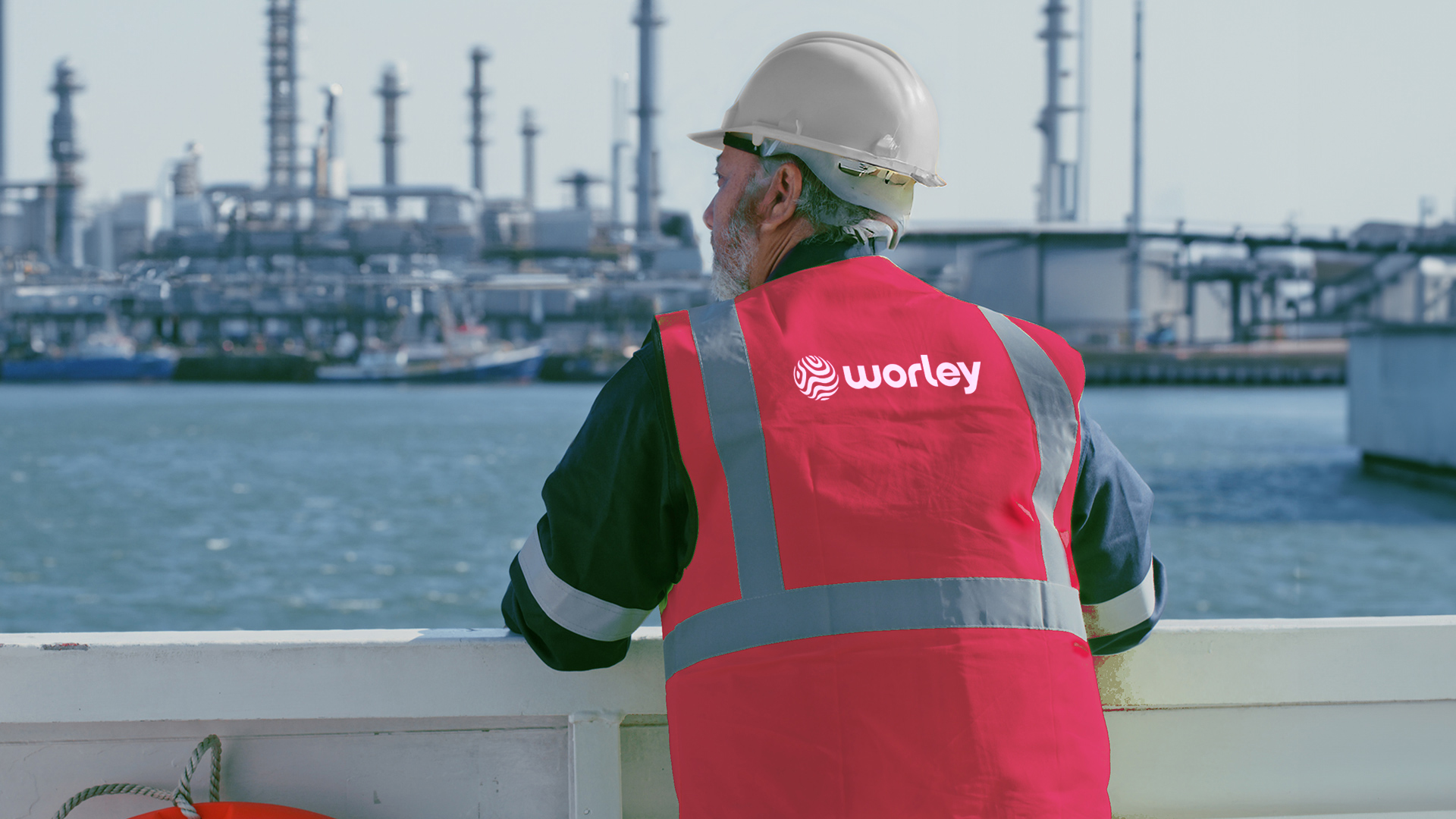 img-0534-employee with ppe-1920x1080